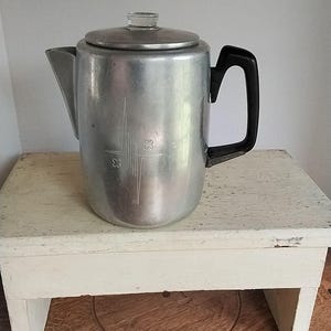 Percolatore vintage in alluminio di Sears Roebuck, indossato dalla damigella d'onore.