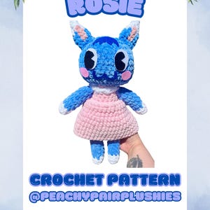 Puede incluir: Patrón de crochet para un juguete de peluche de gato azul y rosa llamado Rosie. El patrón está disponible en @PeachyPairPlushies.