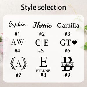 Peut inclure: Neuf styles de monogrammes diff&eacute;rents pour des cadeaux personnalis&eacute;s. Les styles sont num&eacute;rot&eacute;s de 1 &agrave; 9 et comprennent une vari&eacute;t&eacute; de polices, de designs et de mises en page.