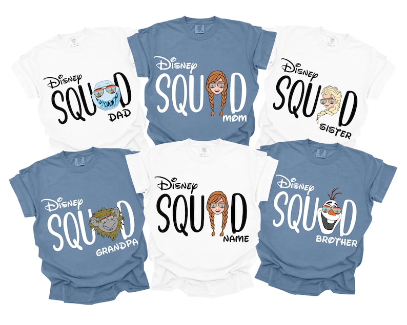 K&ouml;nnte beinhalten: Sechs kurz&auml;rmelige T-Shirts in Wei&szlig; und Blau mit dem Text "Disney Squad" und Charaktergrafiken. Zu den Etiketten geh&ouml;ren "Dad", "Mom" und "Sister". Die Shirts sind aus einem weichen Material.