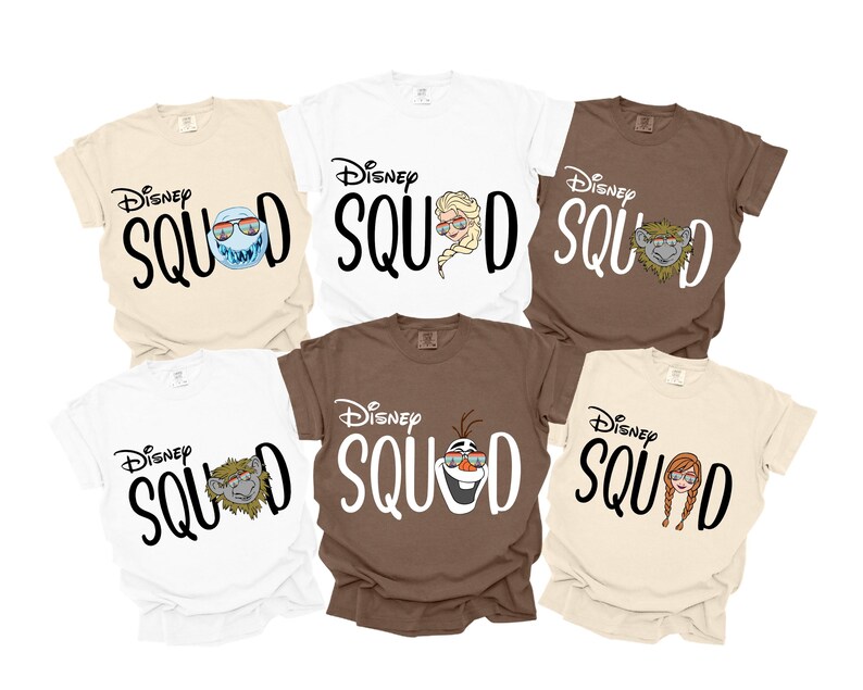 K&ouml;nnte beinhalten: Sechs kurz&auml;rmelige T-Shirts in verschiedenen Farben, darunter Wei&szlig;, Beige und Braun. Jedes Shirt tr&auml;gt den Text "Disney Squad" mit einer anderen Charaktergrafik. Zu den Charakteren geh&ouml;ren Elsa, Olaf, Anna und andere.