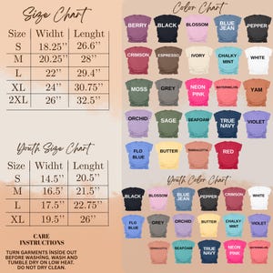K&ouml;nnte beinhalten: Eine Gr&ouml;&szlig;en- und Farbtabelle f&uuml;r T-Shirts. Die Erwachsenengr&ouml;&szlig;en reichen von S bis 2XL, mit Breiten- und L&auml;ngenma&szlig;en in Zoll. Die Farbtabelle zeigt Farben wie Berry, Black und Blossom. Eine Jugendgr&ouml;&szlig;entabelle ist ebenfalls enthalten.