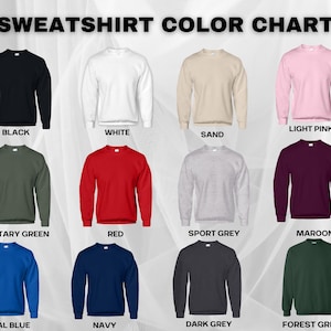 Puede incluir: Una tabla de colores de sudaderas muestra varias sudaderas de cuello redondo en negro, blanco, arena, rosa claro, verde militar, rojo, gris deportivo, granate, azul real, marino, gris oscuro y verde bosque. El texto "SWEATSHIRT COLOR CHART" est&aacute; en la parte superior.