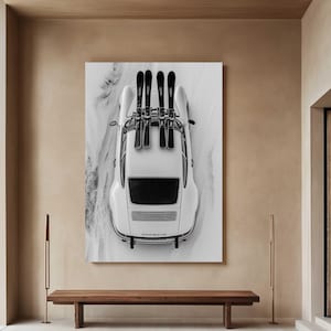 Weißer Porsche auf verschneiter Straße mit Skiern - Winter Vibes Wall Art | Sofortiges Downlod Ski-Liebhaber, Auto-Enthusiasten und Winter-Dekor | Druckbar