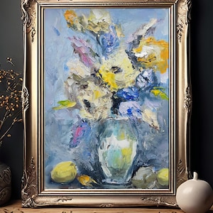Dipinto a olio di natura morta floreale strutturata con limoni: vivace bouquet astratto nei toni del blu e del giallo, perfetto per interni shabby chic