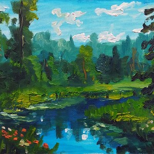 Dipinto ad olio di paesaggio estivo giocoso e positivo – Foresta serena, stagno riflettente, vegetazione lussureggiante, pennellate vivide, opera d'arte strutturata da 19 x 27 cm