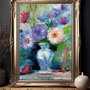 Dipinto a olio floreale shabby chic – Vaso strutturato con fiori lilla, verde acqua e cremisi, arte rustica vintage per arredamento da fattoria o boho