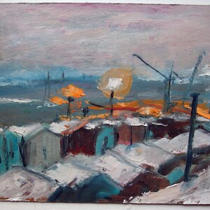 Paisagem urbana industrial abstrata | Garagens nevadas e céu laranja | Arte inspirada no Alasca