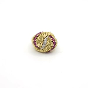 Anillo de cóctel vintage italiano con diamantes y rubíes auténticos en oro amarillo de 18 quilates.