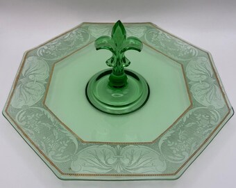 Bandeja para aperitivos vintage de cristal de uranio verde Fostoria de 29 cm (11,5 pulgadas) con diseño de flor de lis y decoración dorada.