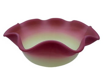 Gran cuenco antiguo de vidrio de uranio birmano con bordes ondulados, color rosa y amarillo satinado, 20 cm (8 pulgadas), sin marca.
