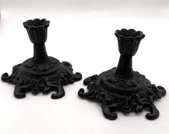 Par de portavelas vintage de metal fundido negro de Robert Emig con ornamentación floral.