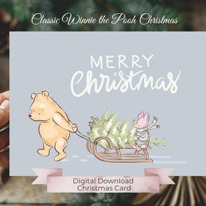 Kerstkaart, klassieke Winnie de Poeh en biggetje die een kerstboom op een slee trekt, zachte kleuren, eenvoudige kerstkaart om zelf te printen