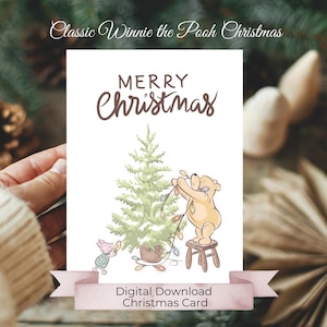 Weihnachtskarte, klassischer Pooh Bär und Ferkel schmücken Weihnachtsbaum, sanfte Farben, brauner Text auf weiß, einfach selbst druckbare Weihnachtskarte zum Selbermachen