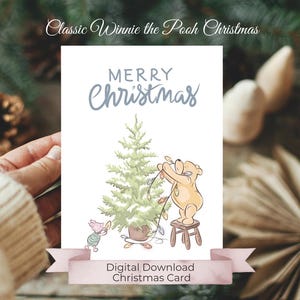 Weihnachtskarte, klassischer Pooh Bär und Ferkel schmücken Weihnachtsbaum, sanfte Farben, blauer Text auf weiß, einfach selbst druckbare Weihnachtskarte zum Selbermachen