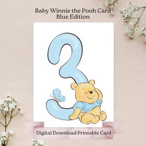Blauwe 3e verjaardagskaart, drie jaar oude originele Winnie de Pooh klassieke babypoepbeer lichtblauw nummer 3 eenvoudige doe-het-zelf afdrukbare verjaardagskaart