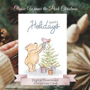 Biglietto di Natale, classico Winnie-the-Pooh e Pimpi che decorano l'albero di Natale, colori tenui, facile biglietto di auguri fai da te stampabile per le feste