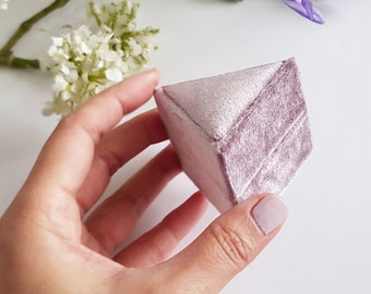 Triangle velvet ring box in orchid haze