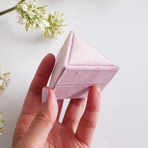Dreieckige Ringbox aus Samt in Zephir Pink