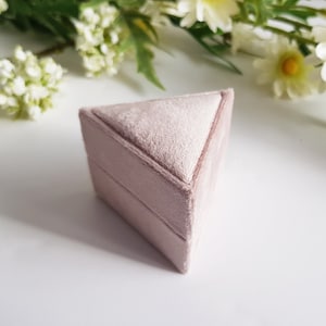 Triangle velvet ring box in shell pink
