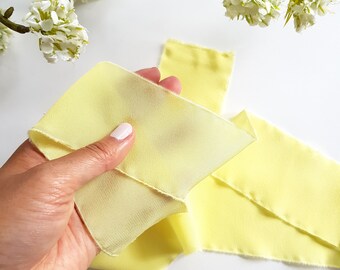 Ruban de soie jaune citron pâle à bord brut. Crêpe de Chine 100 % soie. 110 cm de long. Modèle de papeterie. Ruban printanier. Bouquet de la mariée.