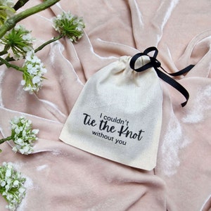 Bolsa de regalo hecha a mano "No podría casarme sin ti". Atado con cinta de grosgrain negra. Confeccionado con algodón certificado.