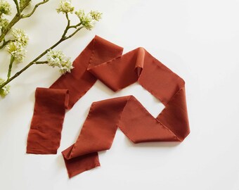 Ruban de soie marron cannelle avec bord brut. Crêpe de Chine 100 % soie. 110 cm de long. Ruban de mariée. Bouquet de mariée. Fleurs.