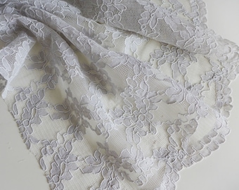 Tessuto in pizzo cordonato color tortora con bordo smerlato. 51" di larghezza. Tessuto da sposa. Abito da sposa in pizzo. Tessuto di pizzo floreale grigio chiaro.