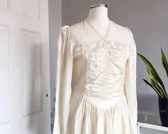 1940er Jahre Elfenbein Damast Brautkleid mit gesmoktem Mieder und bestickten Netzstoff GRÖSSE 36