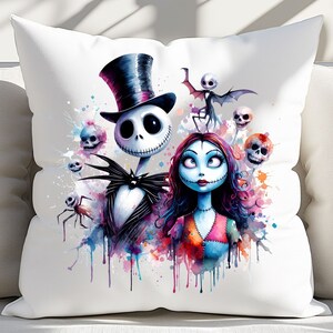 Może przedstawiać: Biała poduszka z akwarelową ilustracją Jacka Skellingtona i Sally z filmu Koszmar przed świętami. Ilustracja przedstawia kolorowe tło z rozbryzgami farby i kilkoma czaszkami.