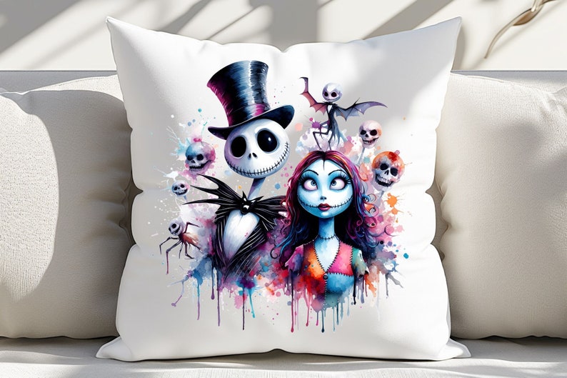 Może przedstawiać: Biała poduszka z akwarelową ilustracją Jacka Skellingtona i Sally z filmu Koszmar przed świętami. Ilustracja przedstawia kolorowe tło z rozbryzgami farby i kilkoma czaszkami.