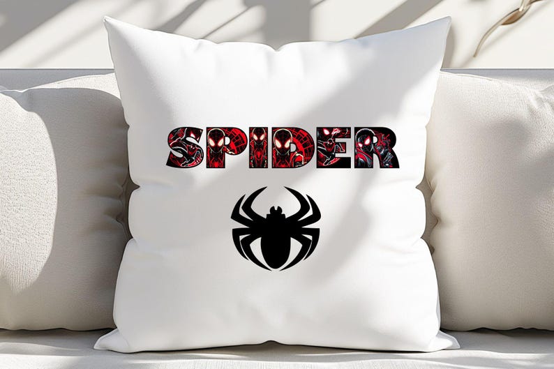 Może przedstawiać: Biała poduszka z czarnym wzorem pająka i napisem "SPIDER" napisanym na czerwono i czarno z wieloma obrazami postaci Spider-Mana.