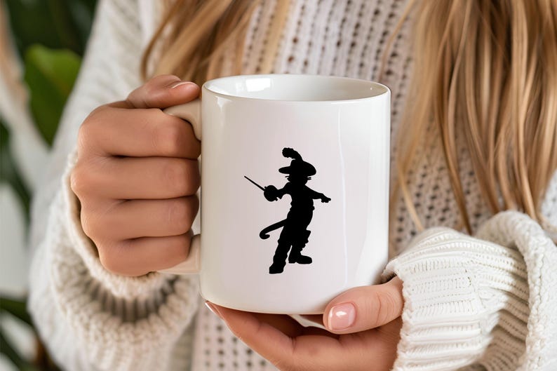 Pu&ograve; includere: Una tazza in ceramica bianca con una silhouette nera di un gatto che indossa un cappello e tiene una spada. Il gatto &egrave; in piedi sulle zampe posteriori e ha una lunga coda.
