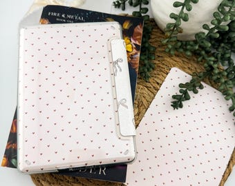 Capa para Kindle com estampa de Dia dos Namorados, perfeita para leitores apaixonados por livros.