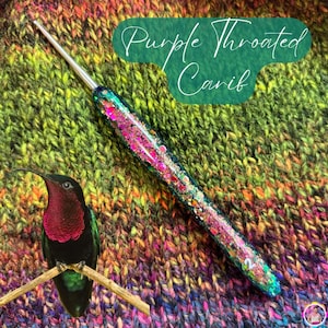 SUR COMMANDE - Collection Flashy Feathers : caraïbe mauve - Crochet ergonomique en résine scintillant fait main, fabriqué par Mac Dye