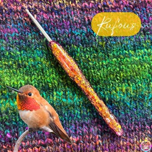 FABRIQUÉ SUR COMMANDE - Collection Flashy Feathers : Rufous - Crochet ergonomique en résine scintillant fait main, fabriqué par Mac Dye