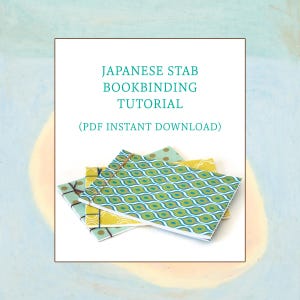 Puede incluir: Una pila de tres cuadernos hechos a mano con cubiertas estampadas en tonos verdes, amarillos y azules. Los cuadernos están encuadernados con costuras visibles. El texto dice "JAPANESE STAB BOOKBINDING TUTORIAL (PDF INSTANT DOWNLOAD)".