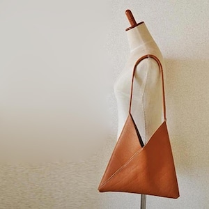 Japanische Azuma-kaban-Stil Dreieck Leder Geldbörse, Shopper, Einkaufstasche, Büchertasche, weiche Schultertasche Arbeitstasche schwarz marine handgefertigt in Japan