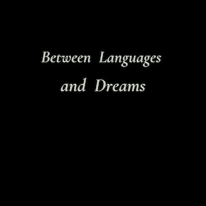 Puede incluir: Un fondo negro con el texto blanco "Between Languages and Dreams" centrado en medio de la imagen. La fuente es una tipografía serif limpia con un espaciado claro entre las palabras, presentada en un diseño simple y de alto contraste.