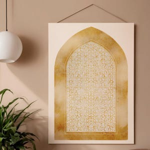 Puede incluir: Una impresi&oacute;n enmarcada que presenta un dise&ntilde;o de ventana arqueada con un patr&oacute;n geom&eacute;trico. La obra de arte tiene una paleta de colores c&aacute;lidos de beige y dorado, con un efecto texturizado similar a la acuarela. La impresi&oacute;n est&aacute; colgada en una pared de color neutro.