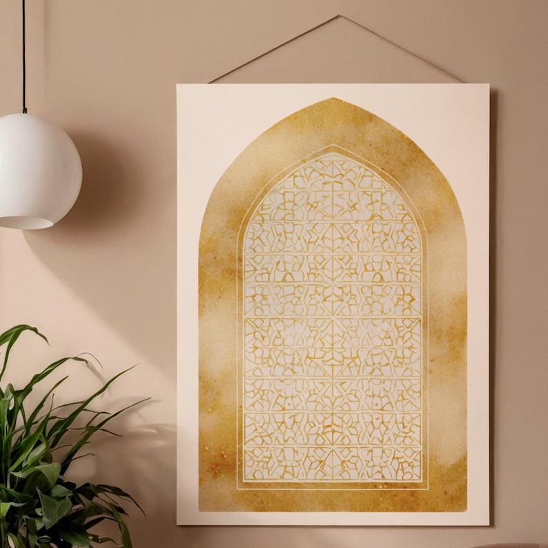 Puede incluir: Una impresi&oacute;n enmarcada que presenta un dise&ntilde;o de ventana arqueada con un patr&oacute;n geom&eacute;trico. La obra de arte tiene una paleta de colores c&aacute;lidos de beige y dorado, con un efecto texturizado similar a la acuarela. La impresi&oacute;n est&aacute; colgada en una pared de color neutro.