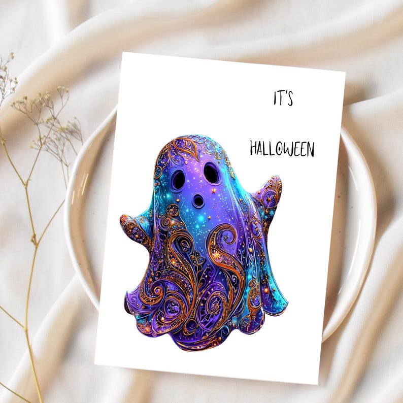 Op de afbeelding: Een Halloween-wenskaart met een gestileerd spook met ingewikkelde paarse, blauwe en gouden patronen. De kaart leest "IT'S HALLOWEEN" in zwarte tekst. De kaart staat tegen een witte achtergrond.