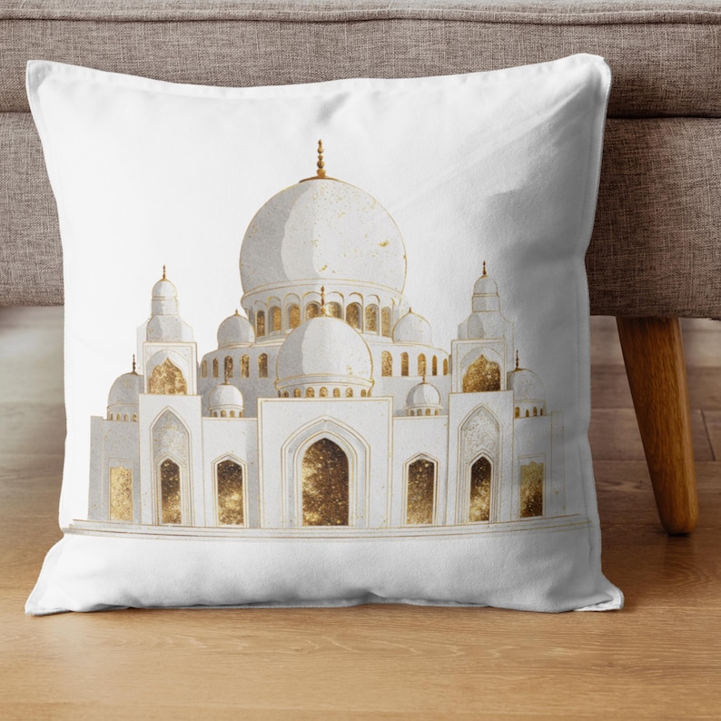 Puede incluir: Coj&iacute;n decorativo blanco con una ilustraci&oacute;n detallada de una mezquita con detalles dorados. El dise&ntilde;o incluye m&uacute;ltiples c&uacute;pulas, minaretes y ventanas arqueadas, creando un patr&oacute;n sim&eacute;trico y elegante. El coj&iacute;n est&aacute; sobre un fondo neutro.