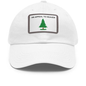Puede incluir: Gorra de béisbol blanca con un parche de pino verde que dice "An Appeal to Heaven".