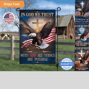 Puede incluir: Una bandera de jardín azul y roja con un diseño de bandera estadounidense y un águila calva con una cruz detrás. El texto en la bandera dice "In God We Trust" y "With God All Things Are Possible".