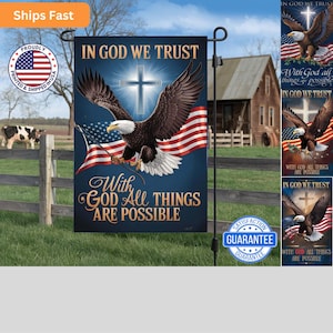 Puede incluir: Una bandera de jardín azul con un águila calva sosteniendo una bandera estadounidense. El águila vuela sobre una cruz con las palabras "In God We Trust" y "With God All Things Are Possible".