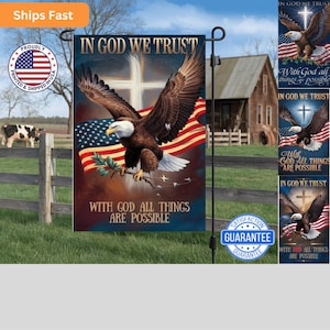 Puede incluir: Una bandera de jardín con un águila calva volando sobre una bandera estadounidense. La bandera tiene el texto "In God We Trust" y "With God All Things Are Possible".