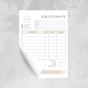 Puede incluir: Un formulario blanco de Estimación de trabajo con un logotipo en la esquina superior izquierda. El formulario incluye campos para la información del cliente, una sección de descripción y un total general. La esquina del papel está curvada.