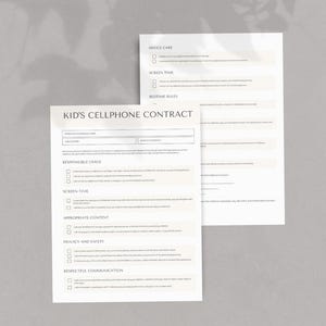 Può includere: Un cartello in legno fatto a mano con la scritta "Welcome to our home" in stile scritto a mano. Il cartello è dipinto di bianco con una finitura invecchiata e un bordo marrone scuro. Per uso interno o esterno.