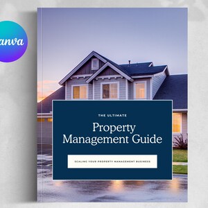 Könnte beinhalten: Ein Buchcover mit dem Titel The Ultimate Property Management Guide und dem Untertitel Scaling Your Property Management Business. Das Cover zeigt ein Foto eines zweistöckigen Hauses in der Abenddämmerung mit einem dunkelblauen Textfeld.